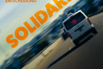 Filmplakat zur Berlin-Premiere von SOLIDARITY; Krankenwagen fährt über leere Straße