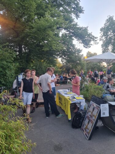 Amnesty Aktionsstand in einem Berliner Biergarten