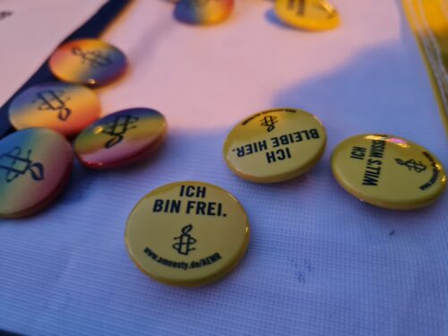 Amnesty Buttons auf einem Tisch