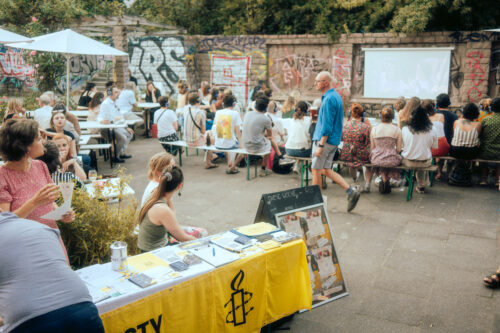 Amnesty Stand in einem Berliner Biergarten für ein Menschenrechts-Screening