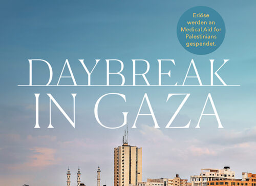 Daybreak in Gaza: Blauer Himmel, der Blick auf eine Stadt vom Meer aus, Schiffe im Vordergrund