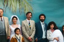 Familienportrait vor einer Palmentapete