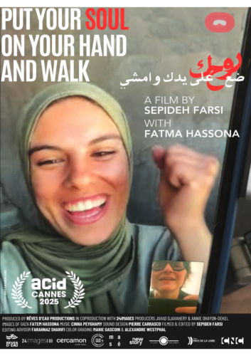 Lachende Frau mit Hijab und erhobener Faust