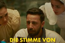 Filmposter Mann und zwei Frauen telefoniert mit Schrift: Die Stimme von Hind Rajab