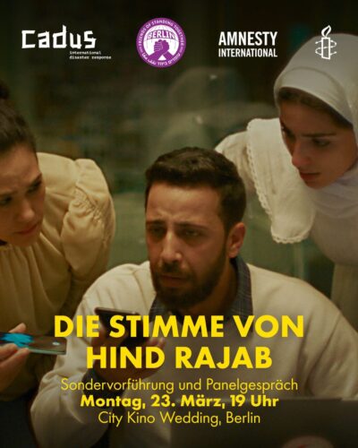 Filmposter Mann und zwei Frauen telefoniert mit Schrift: Die Stimme von Hind Rajab